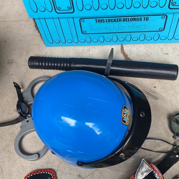 Vintage 1993 Police Play kit in Trunk - Picture 6 of 9